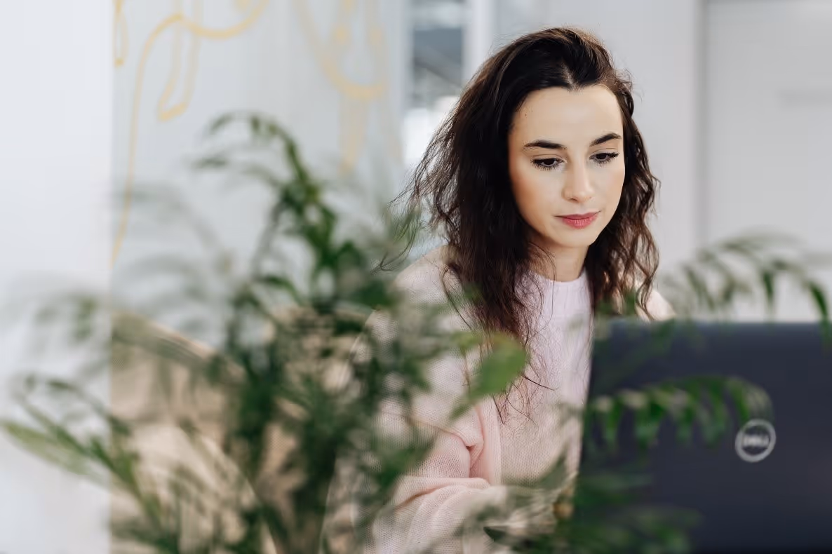 A person looking at a computerDescription automatically generated