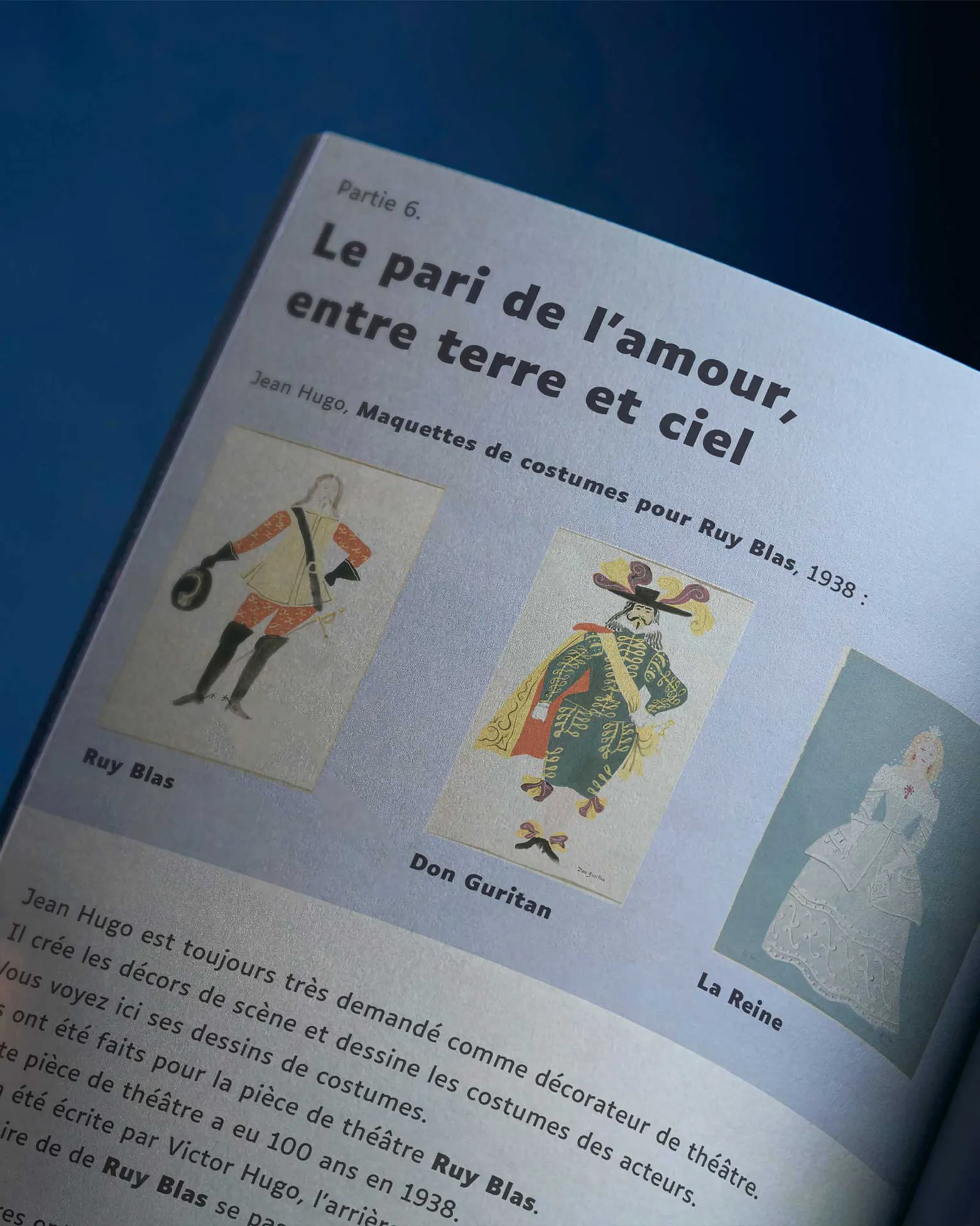 Page du livret FALC Jean Hugo consacrée à ses maquettes de costumes.
