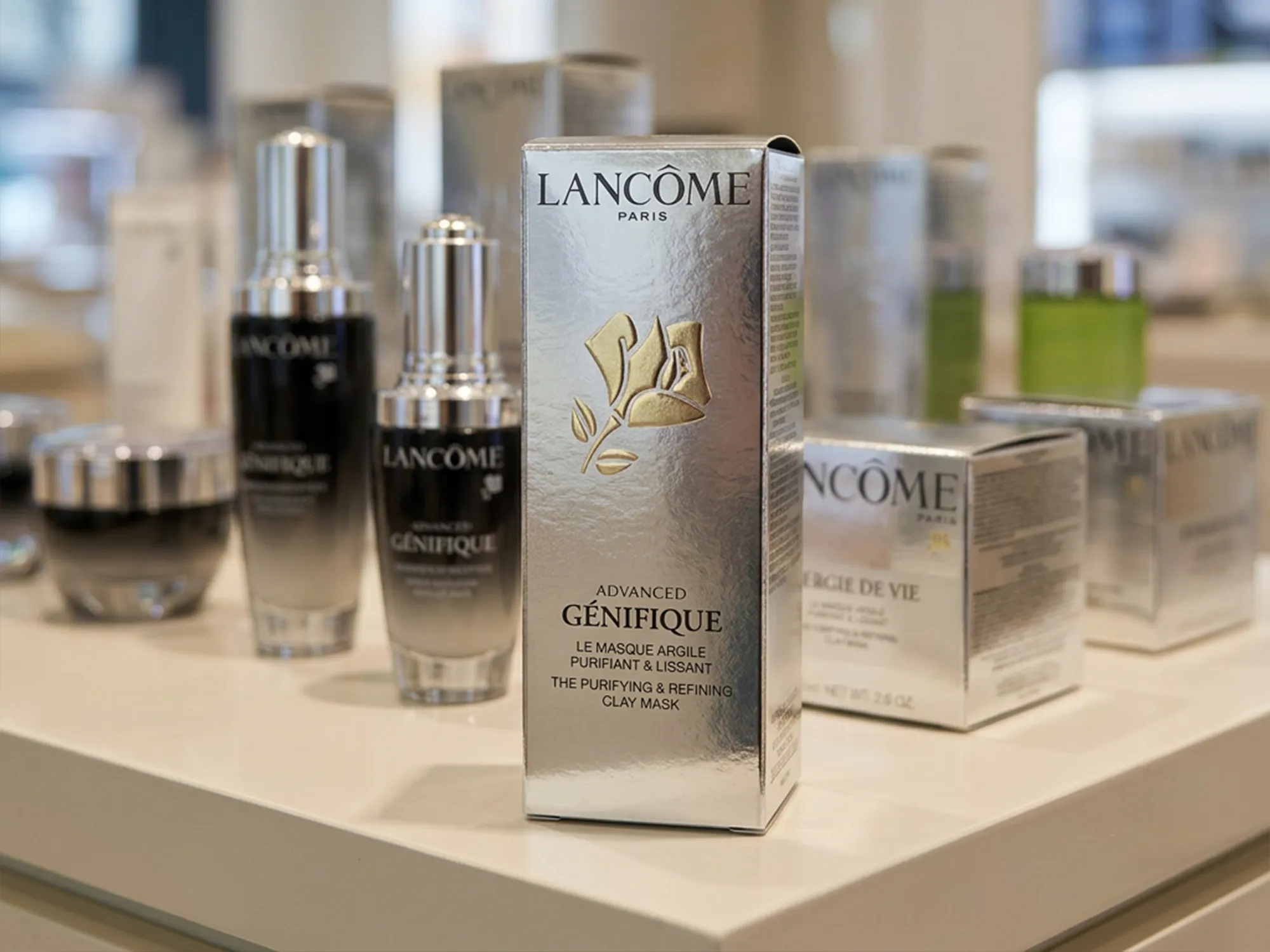 PLV présentant les produits Lancôme de la gamme Génifique.