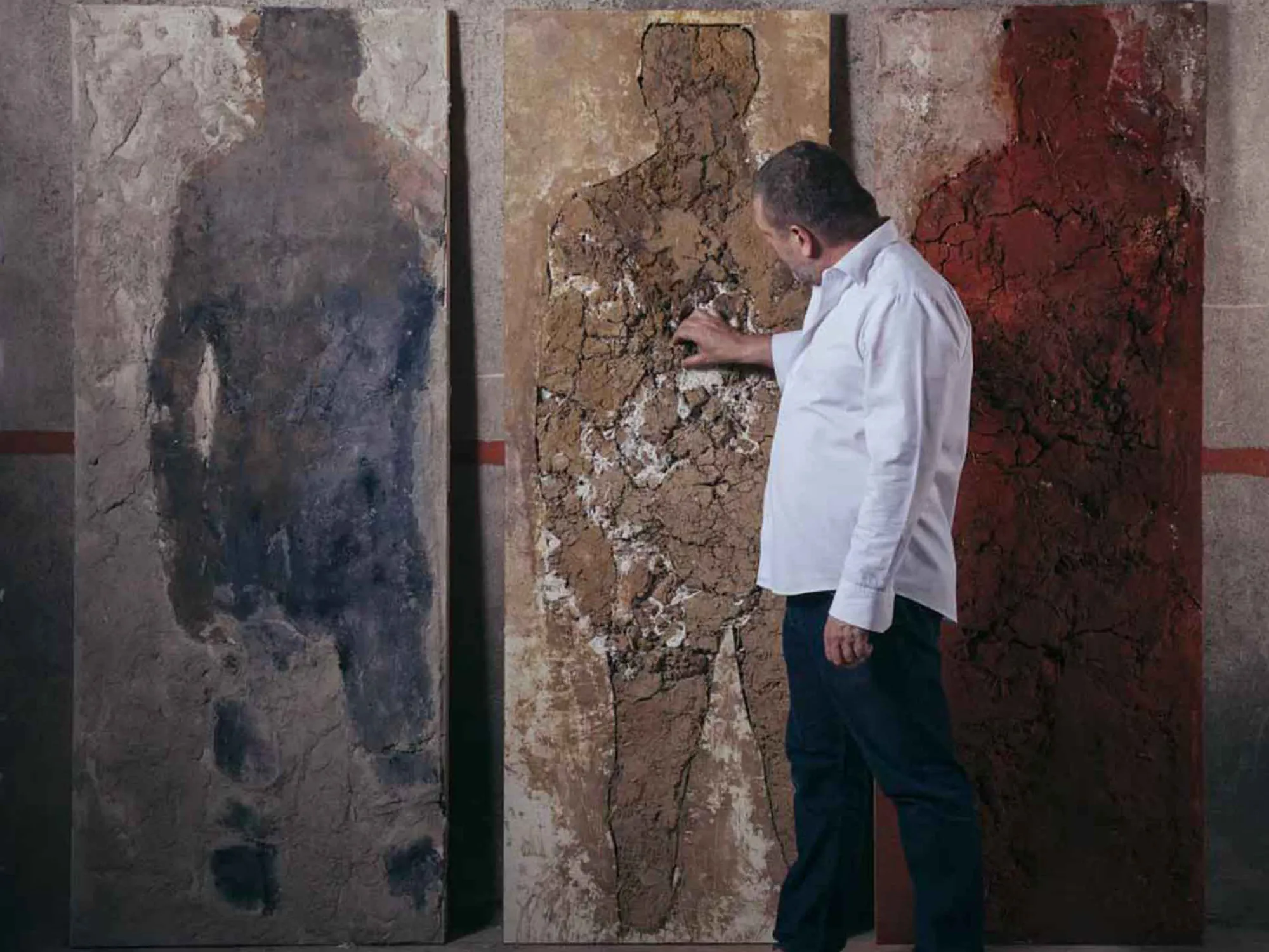 Photo de l'artiste Patrick Pavan devant son œuvre Ecce Homo qui a servi aux étiquettes.