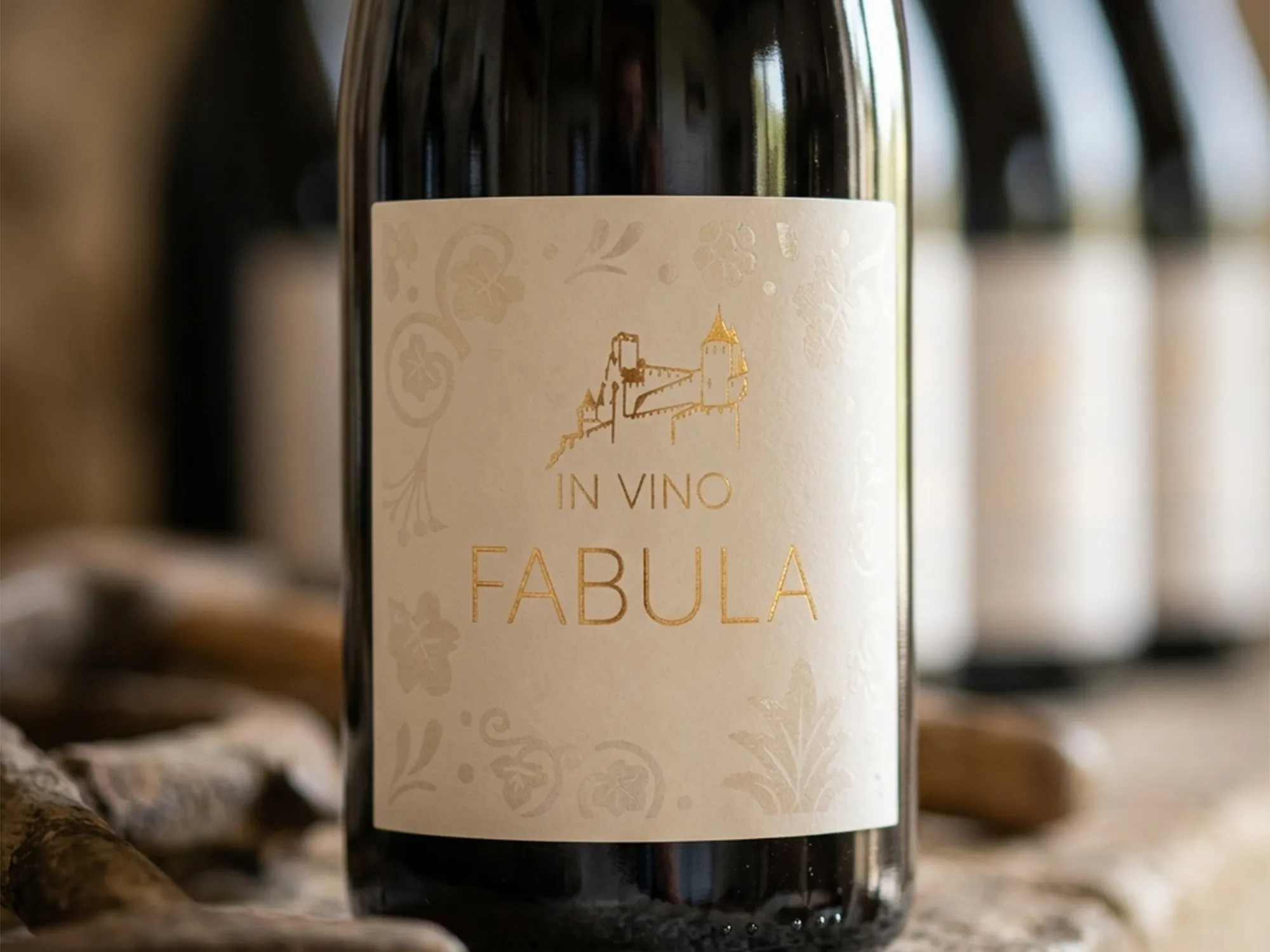 Gros plan sur l'étiquette In Vino Fabula.