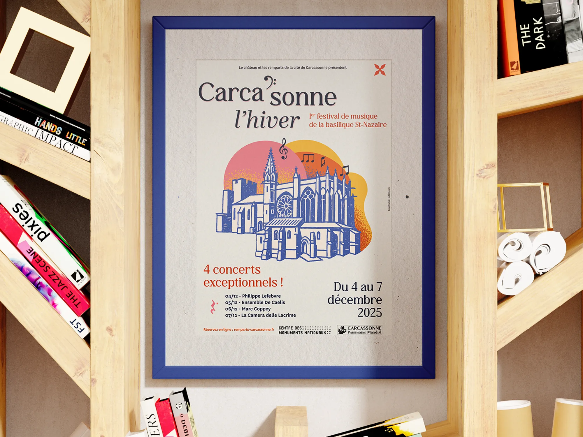 Affiche du festival encadrée, présentée dans une bibliothèque.