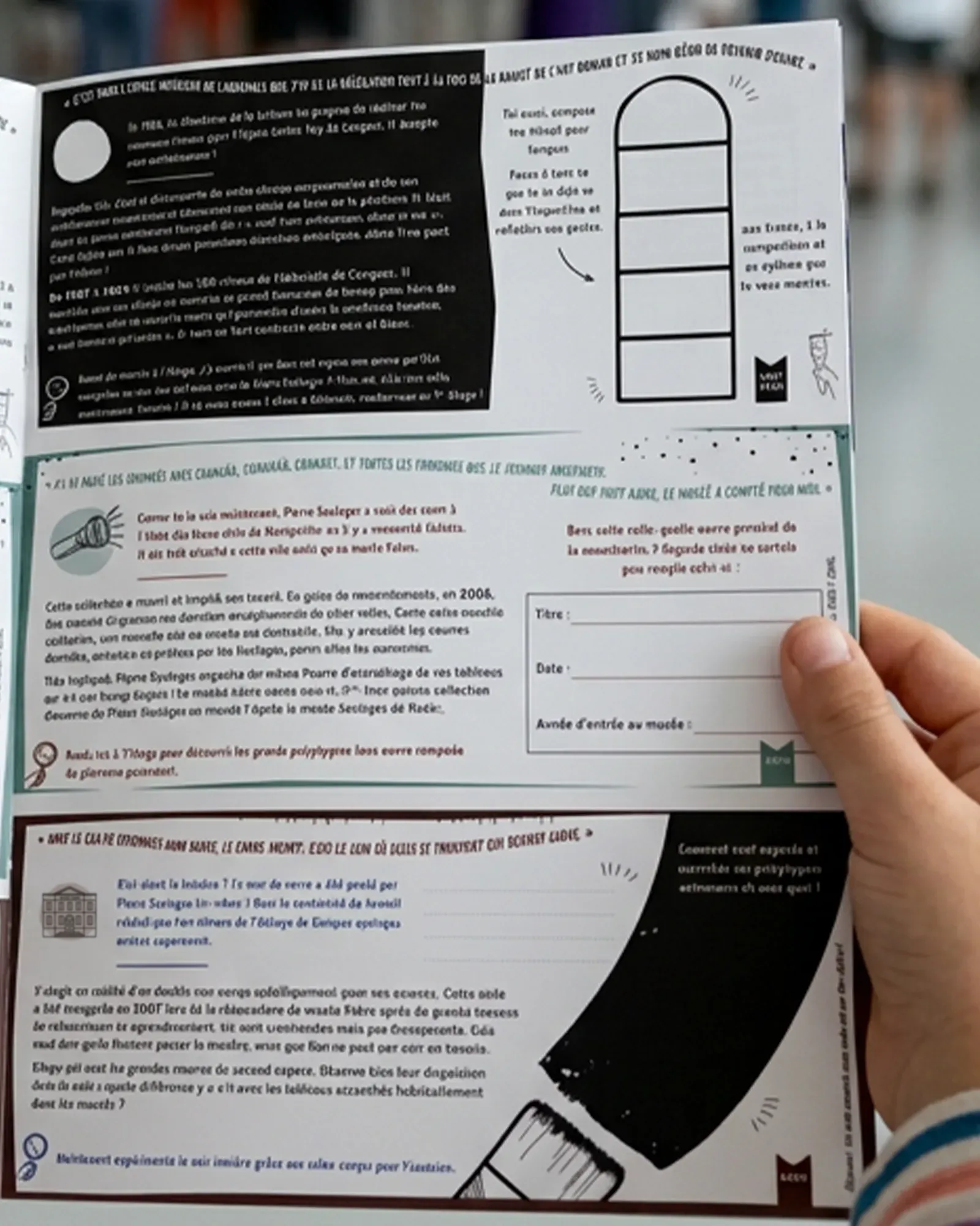 3 pages du livret jeux en gros plan.