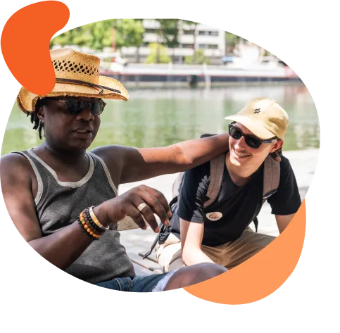 image de deux personnes et un ambassadeur entourage