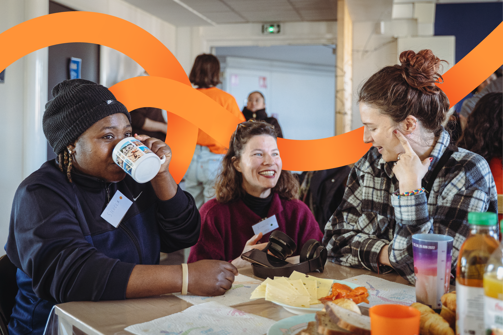 image de deux personnes dans un café