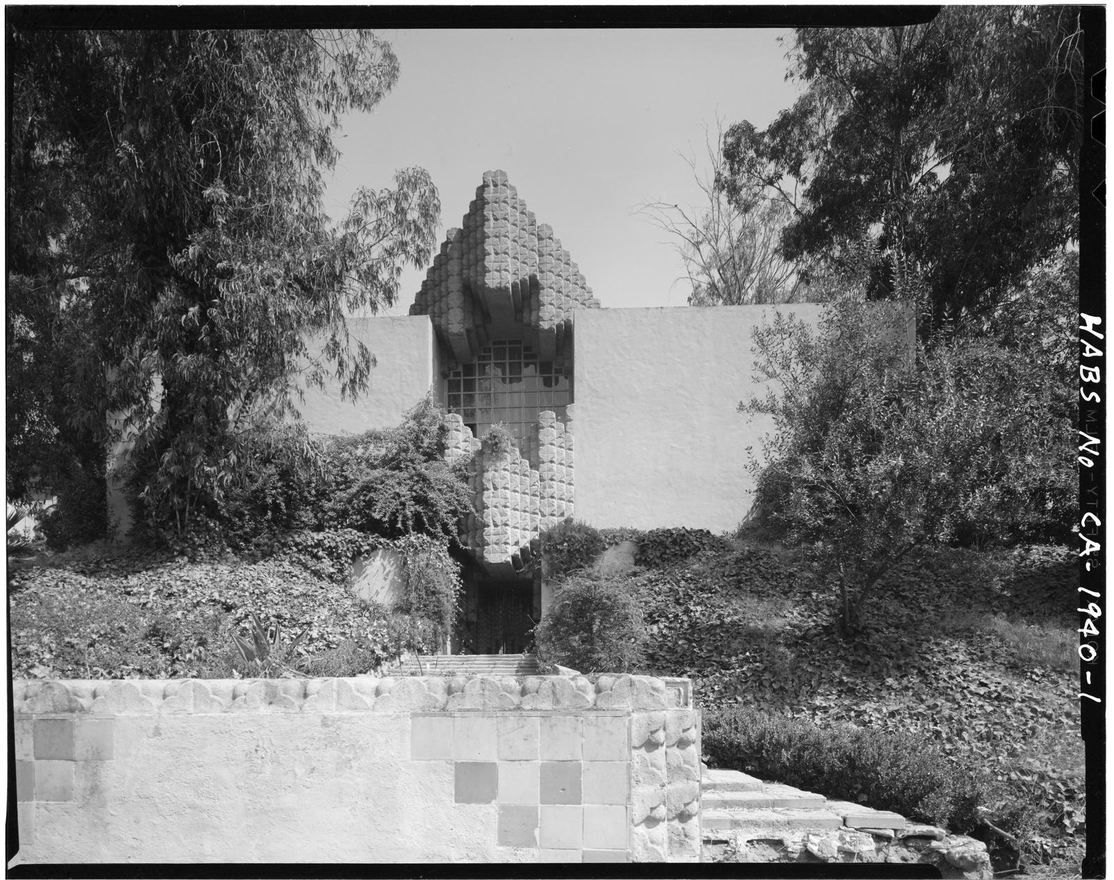 Black-and-white survey photo of Sowden House's Franklin Avenue facade, with its jagged, stepped concrete entrance