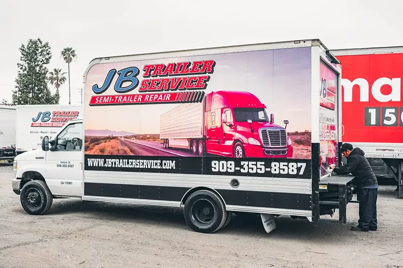 JB Trailer Service truck supports Fontana liftgate maintenance for the fall delivery rush.