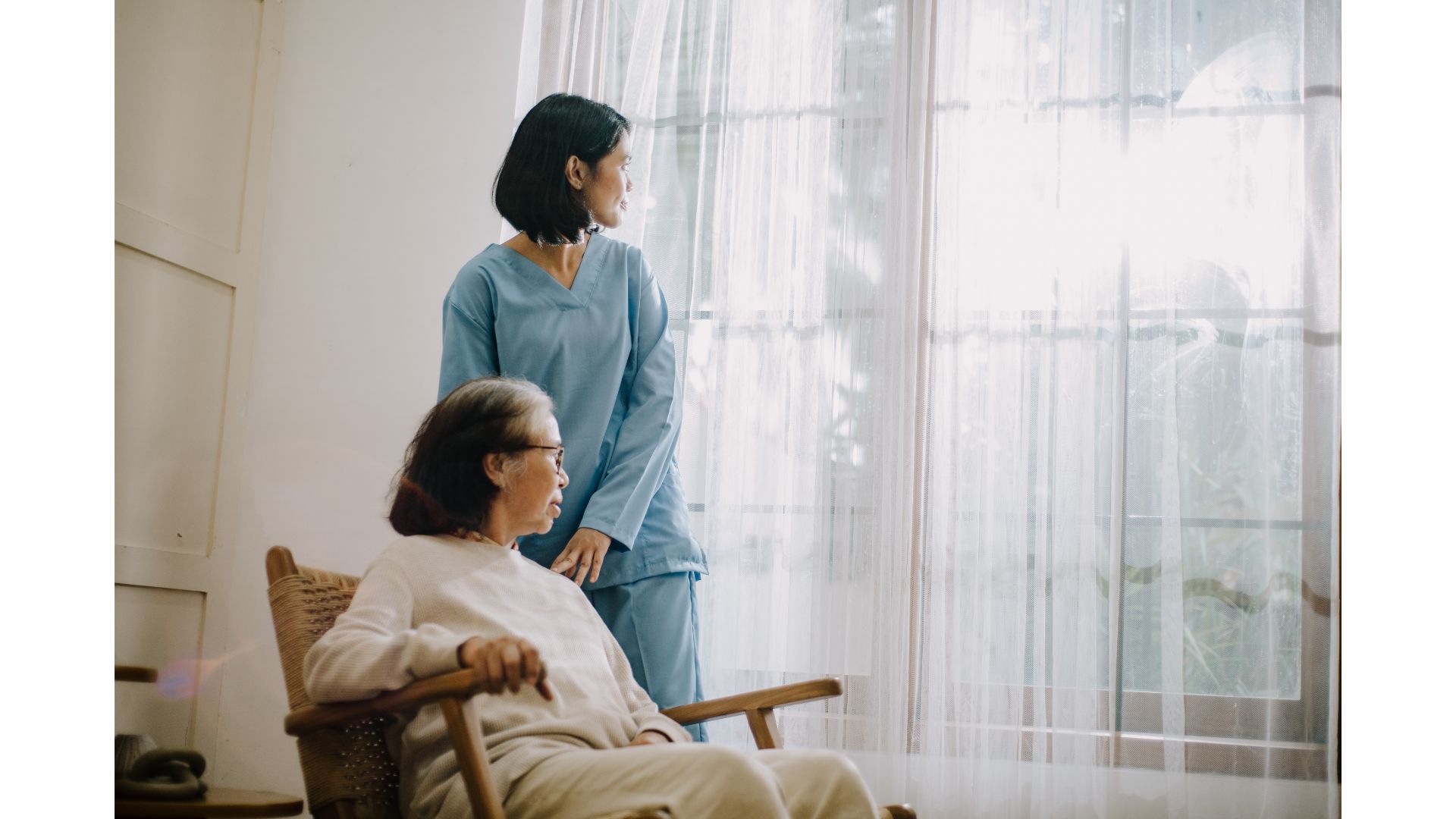 Pflegekraft betreut einen älteren Patienten