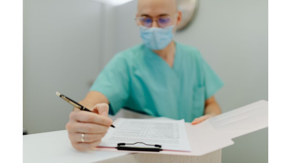 Pflegekraft schreibt Dokumentation