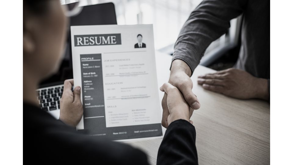 Der Personalleiter stellt eine Person ein