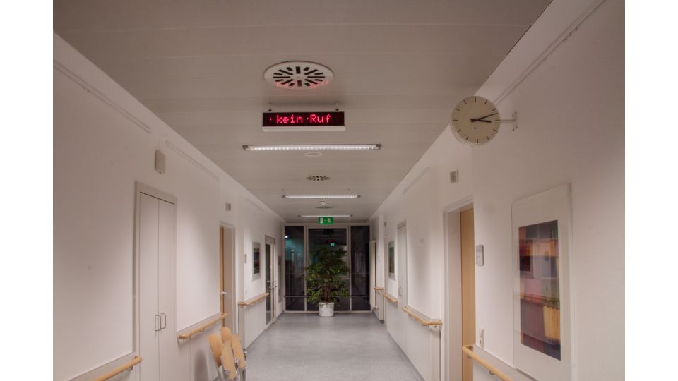Leerer Flur in einem Seniorenheim bei Nacht ohne Personen.