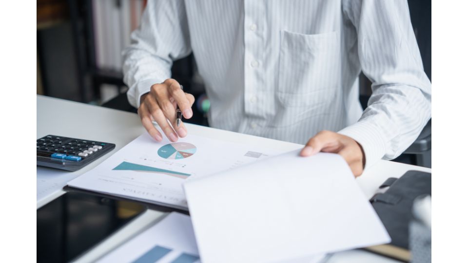 Managementaufgaben im Gesundheitswesen mit Analyse von Berichten und Statistiken.