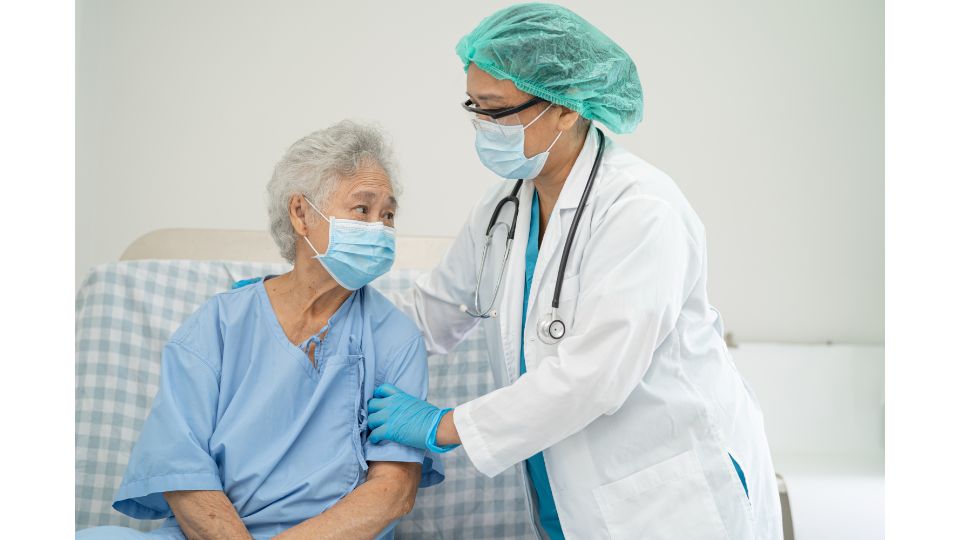 pflegefachfrau kümmert um patientin mit Demenz.