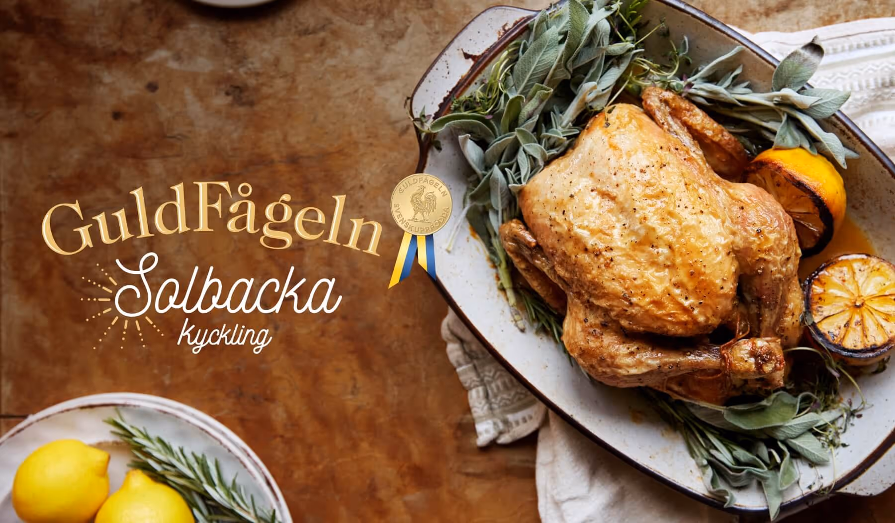 A picture of a cooked chicken with Guldfågeln's logotype