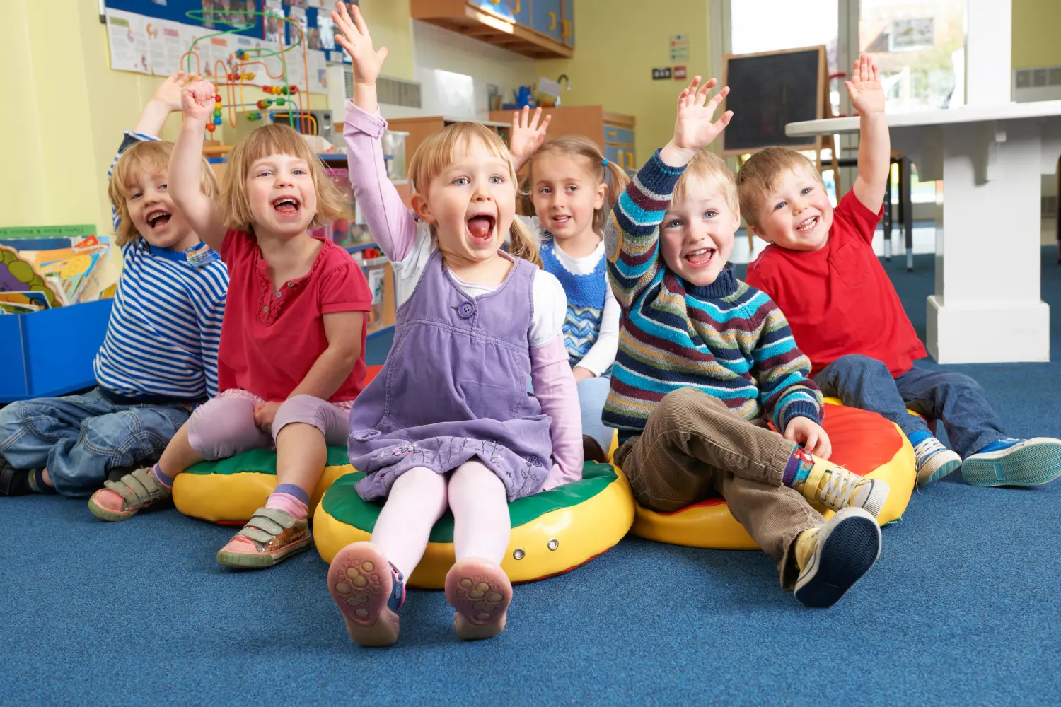 Kinder strecken die Arme nach oben