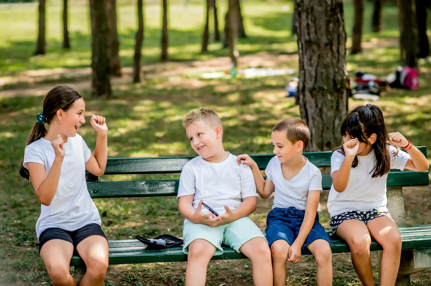 Schuljunge mit Diabetes-Test