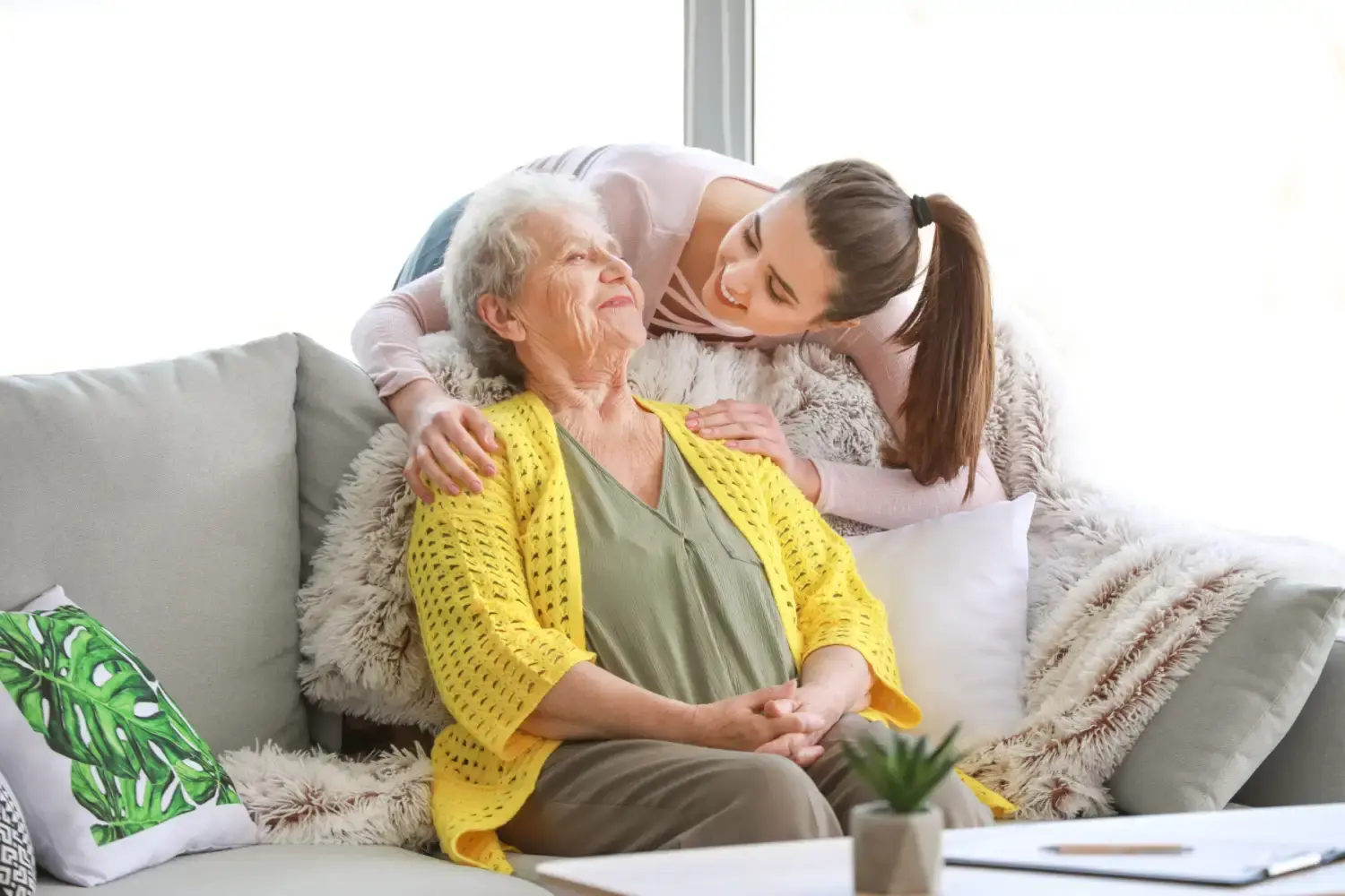 Ältere Dame mit Pflegekraft