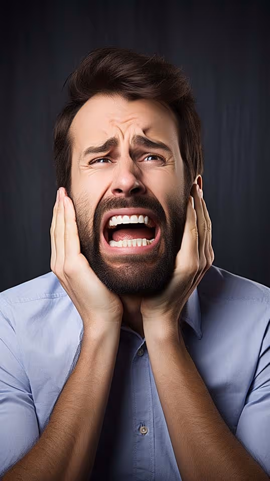 un homme blanc souffrant atrocement des dents