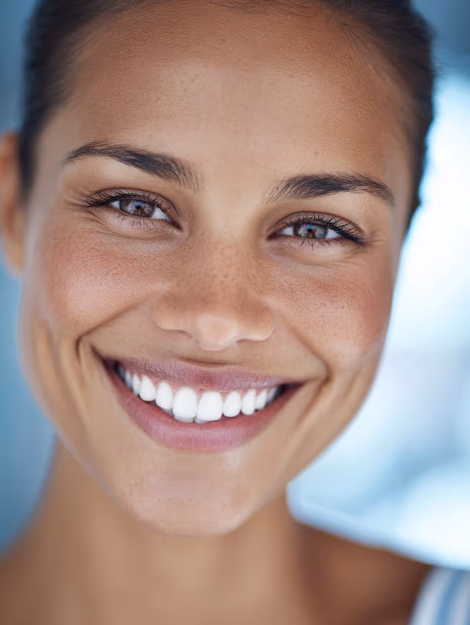 Un homme super satisfait de ses soins d'orthodontie