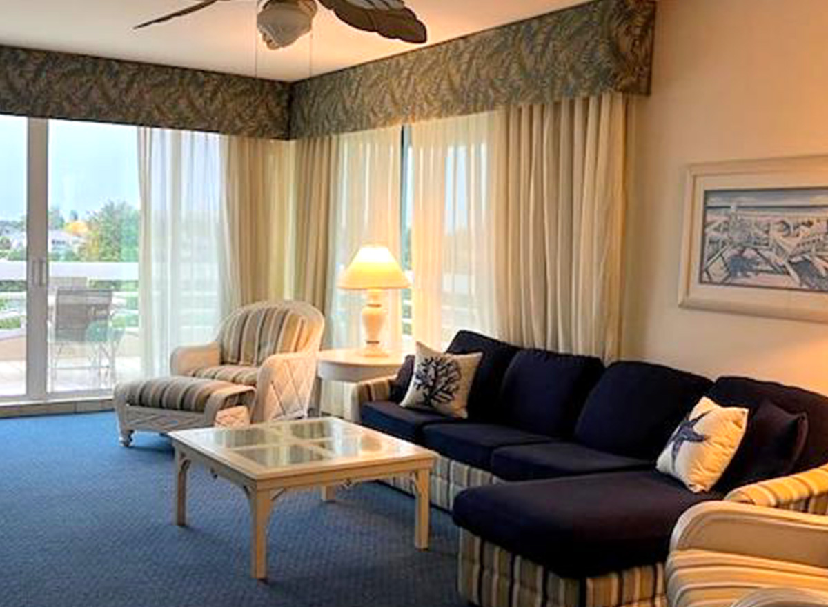 Two twin beds in bedroom