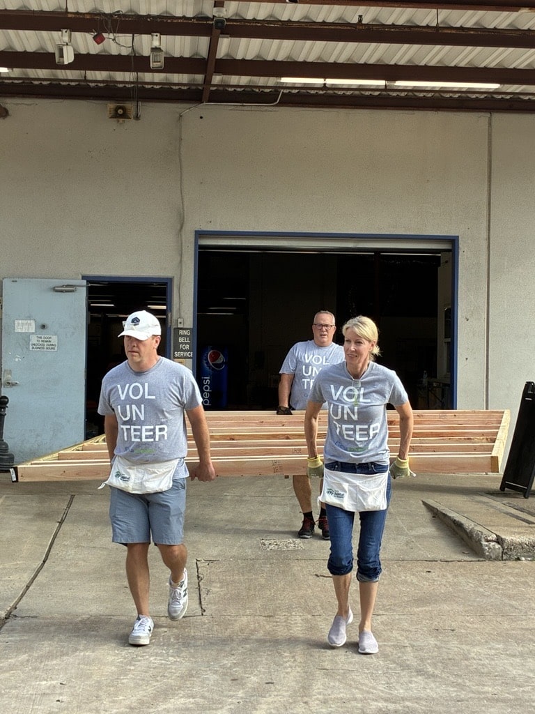Gexa voluteers working with Habitat for Humanity