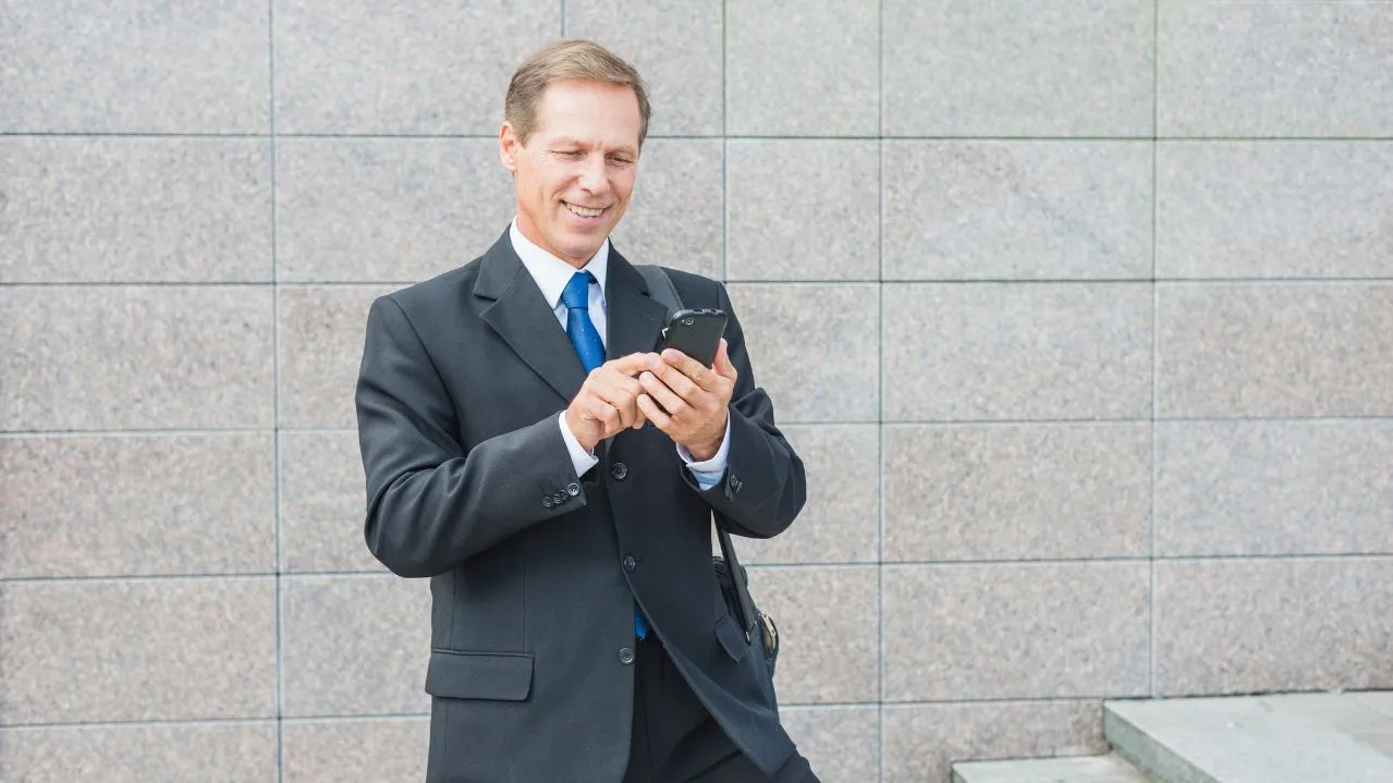 Lawyers Texting Clients: What to Use Instead of Personal SMS