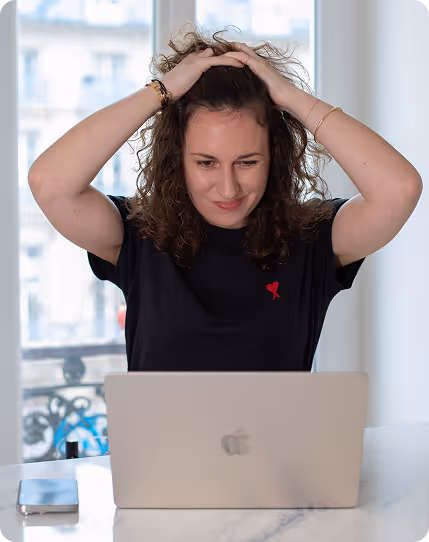 Photo de Pauline qui se tient la tête devant son ordinateur 