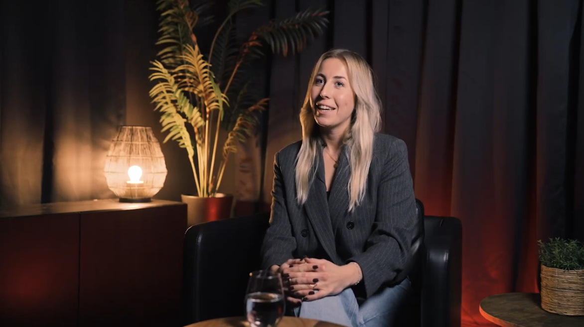 Video-interview in Red Panda Studio met warme verlichting en donker gordijn als achtergrond
