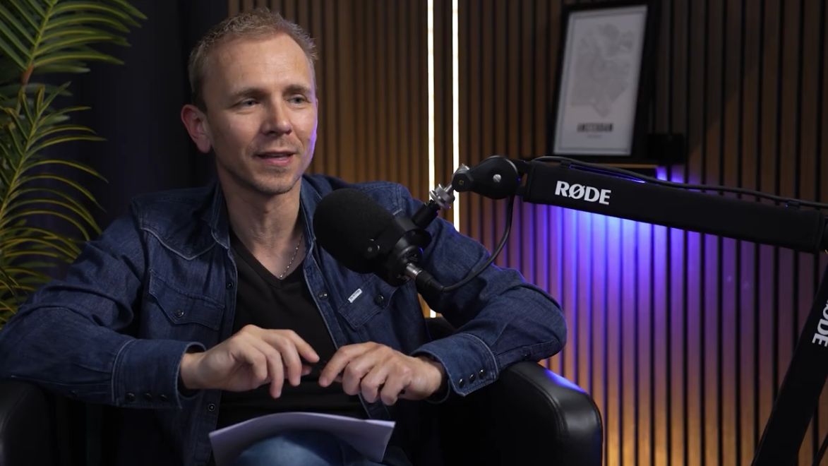 Podcastopname in Red Panda Studio met RØDE-microfoon voor de houten akoestische wand