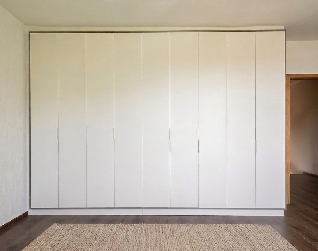 Au design épuré et moderne, cette armoire sur mesure optimise votre espace avec élégance. Son aménagement intérieur personnalisé s’adapte parfaitement à vos besoins. Accompagnée de sa commode assortie, elle offre une solution de rangement pratique, harmonieuse et durable.