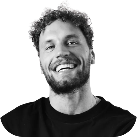 portretfoto van Melvin van Velzen, mede-eigenaar bij ONEPAPER