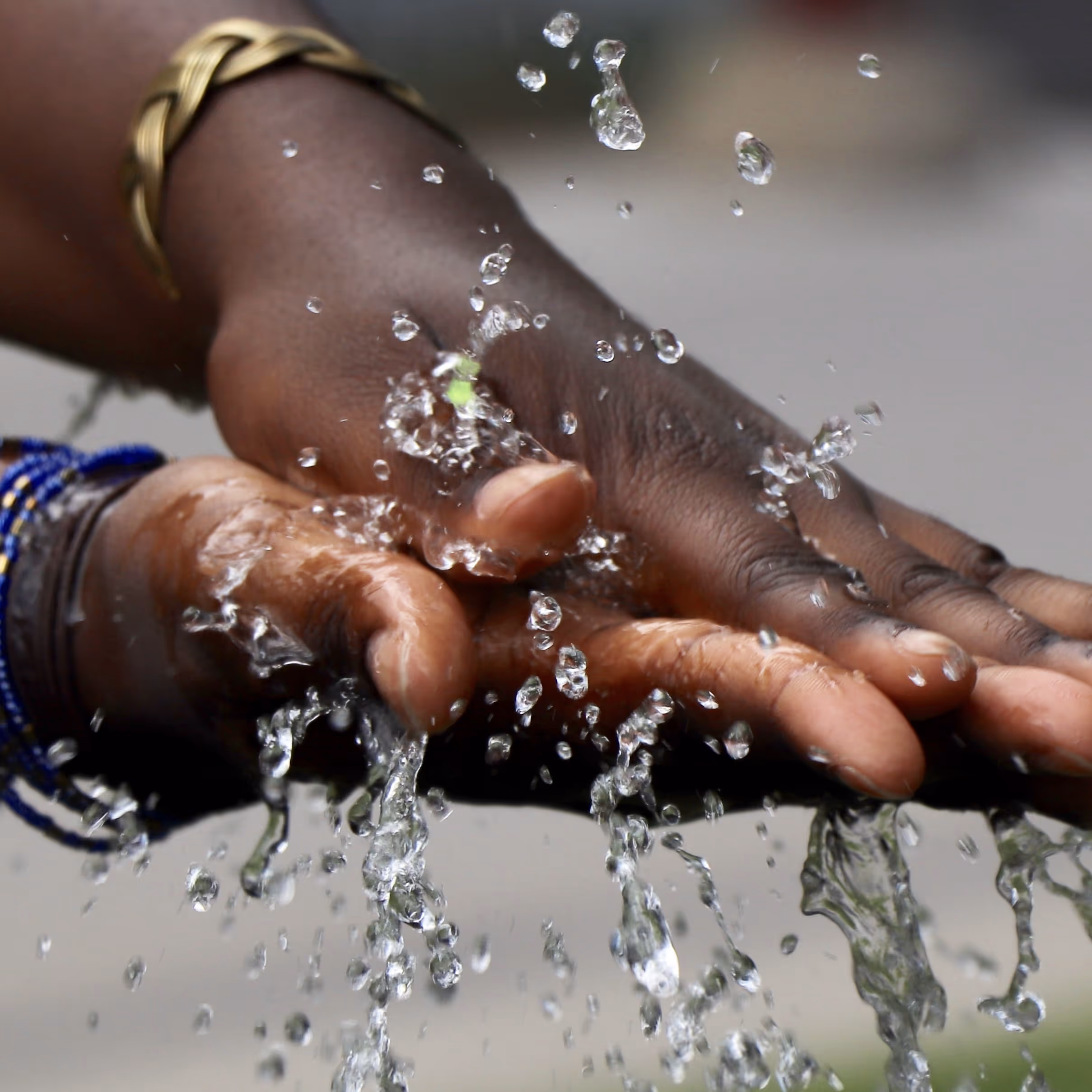 Hände berühren Wasser