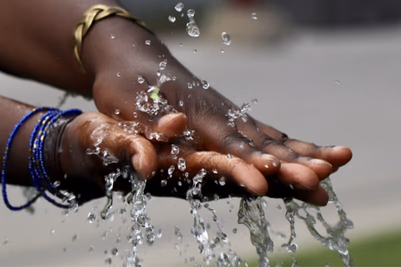 Hände berühren Wasser