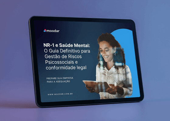 Tablet exibindo a capa do guia digital NR-1 e Saúde Mental da Moodar.