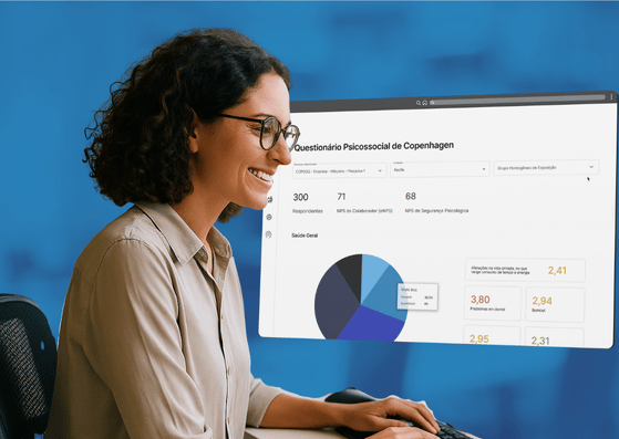 Mulher sorrindo analisa gráficos e dados de gestão psicossocial da Moodar na tela de um computador.