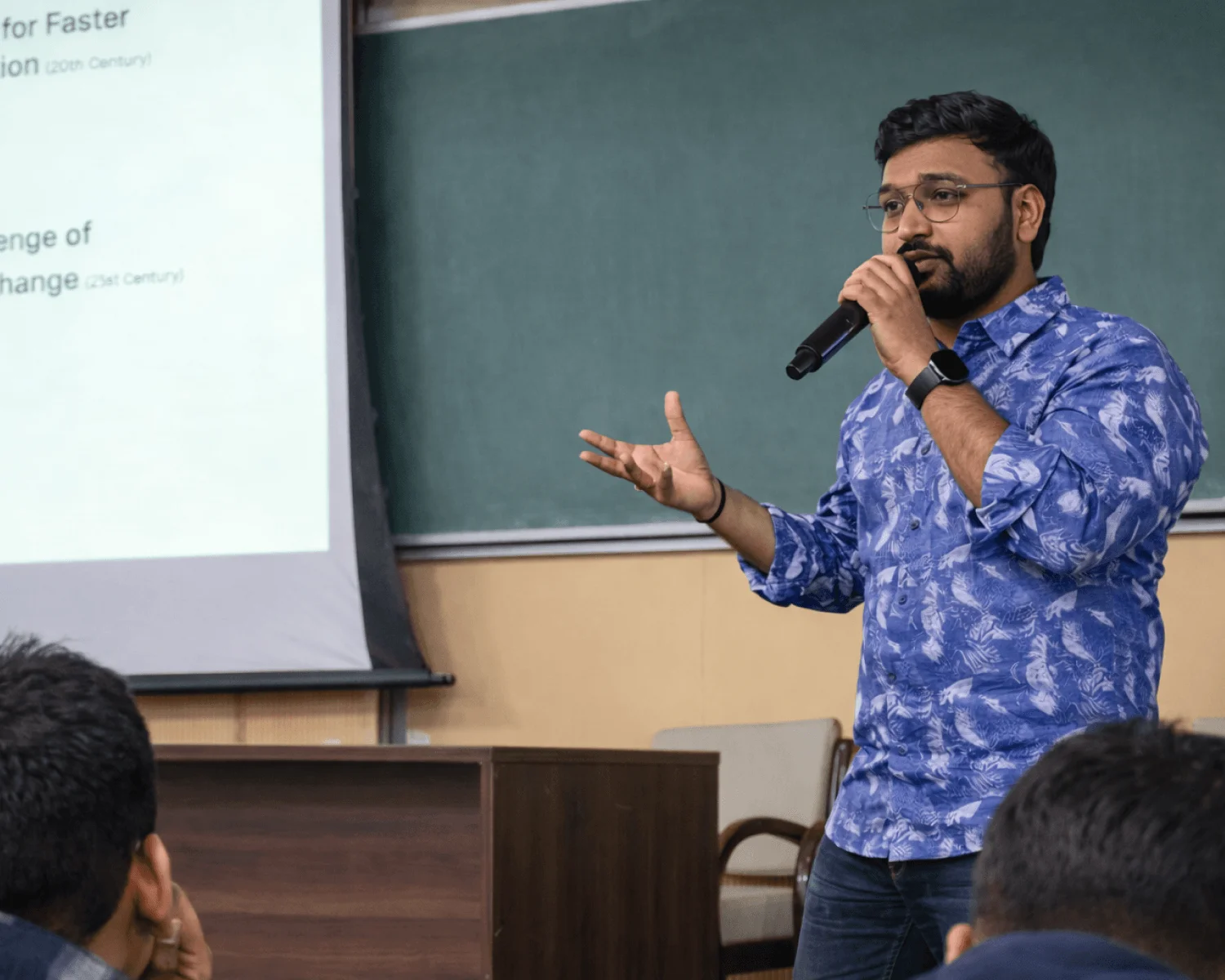 Ketan Dudhe delivery a talk at the stage of IIT Roorkee