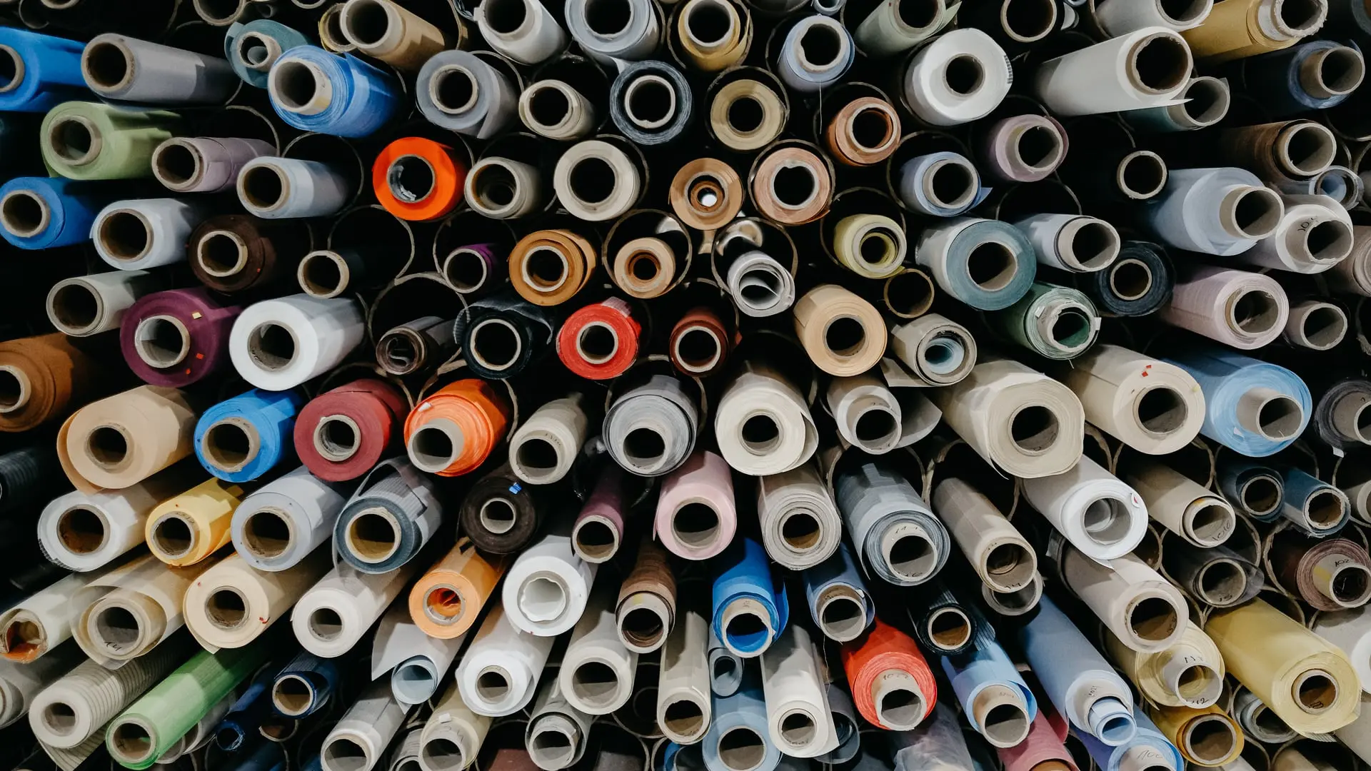 "Color Theory" – A Critical Exploration of Screens and Reality by David Gil