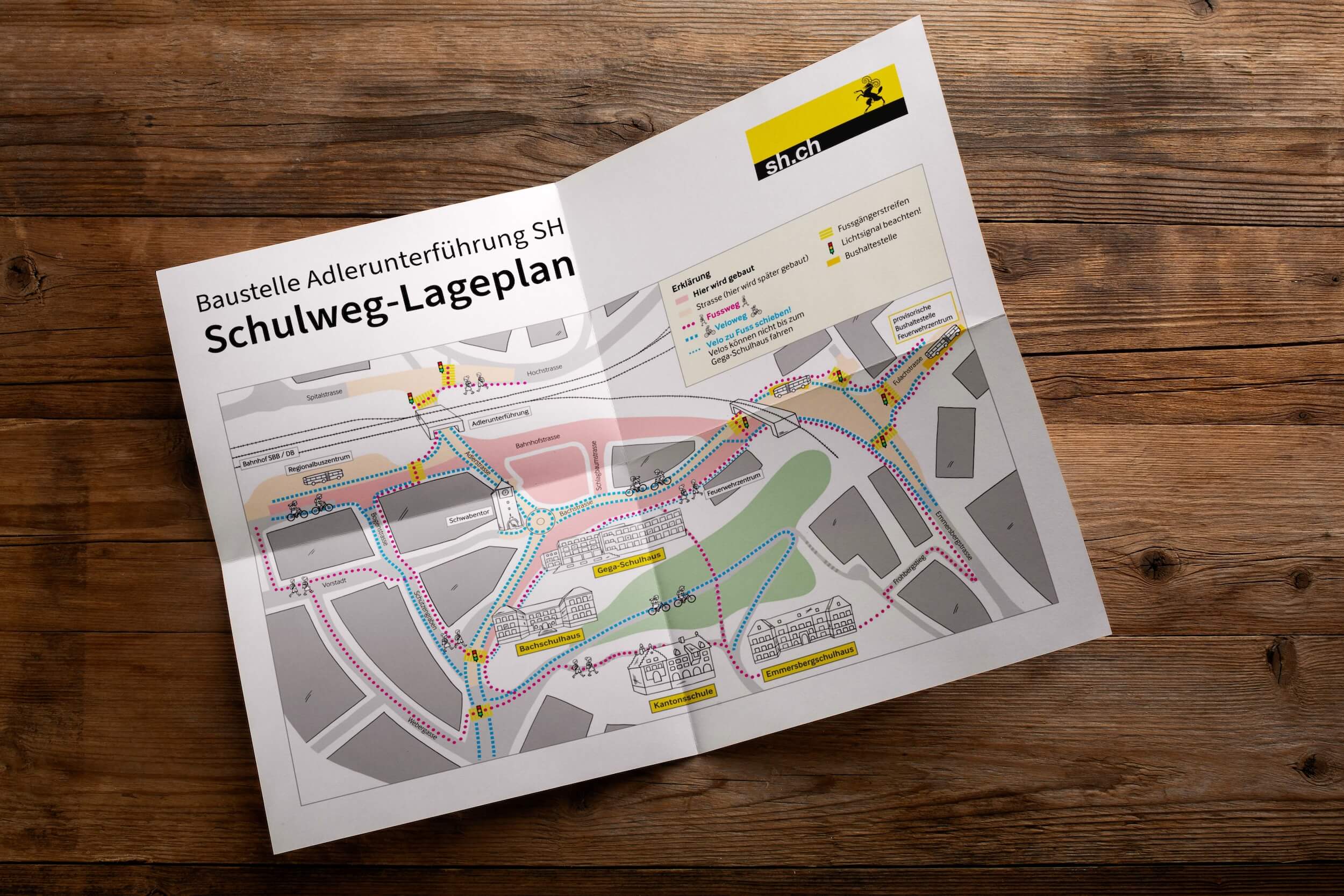 Schulweg-Lageplan Baustelle Adlerunterführung für schmizz von SCHLEGEL DESIGN: Larissa Schlegel liebt es, deine Botschaft mit Illustrationen, Visualisierungen und frischem Grafik- und Webdesign auf das nächste Level zu bringen.