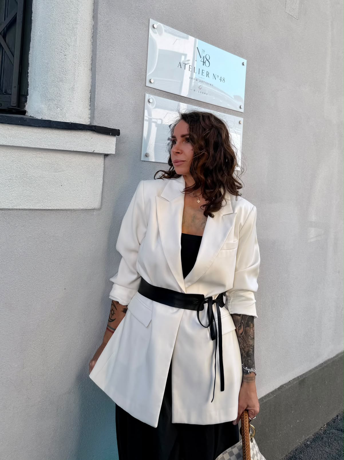Janine Lungu în fața studioului L’Atelier N°48
