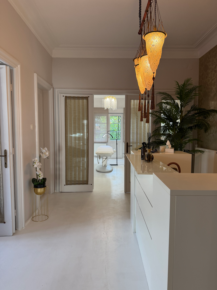 Intrarea și recepția L’Atelier N°48, cu lumină caldă și accente aurii