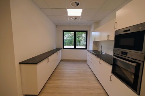 Lobet Roussel transformation entrepôt Bruxelles - renovation et amenagement espace cuisine bureaux