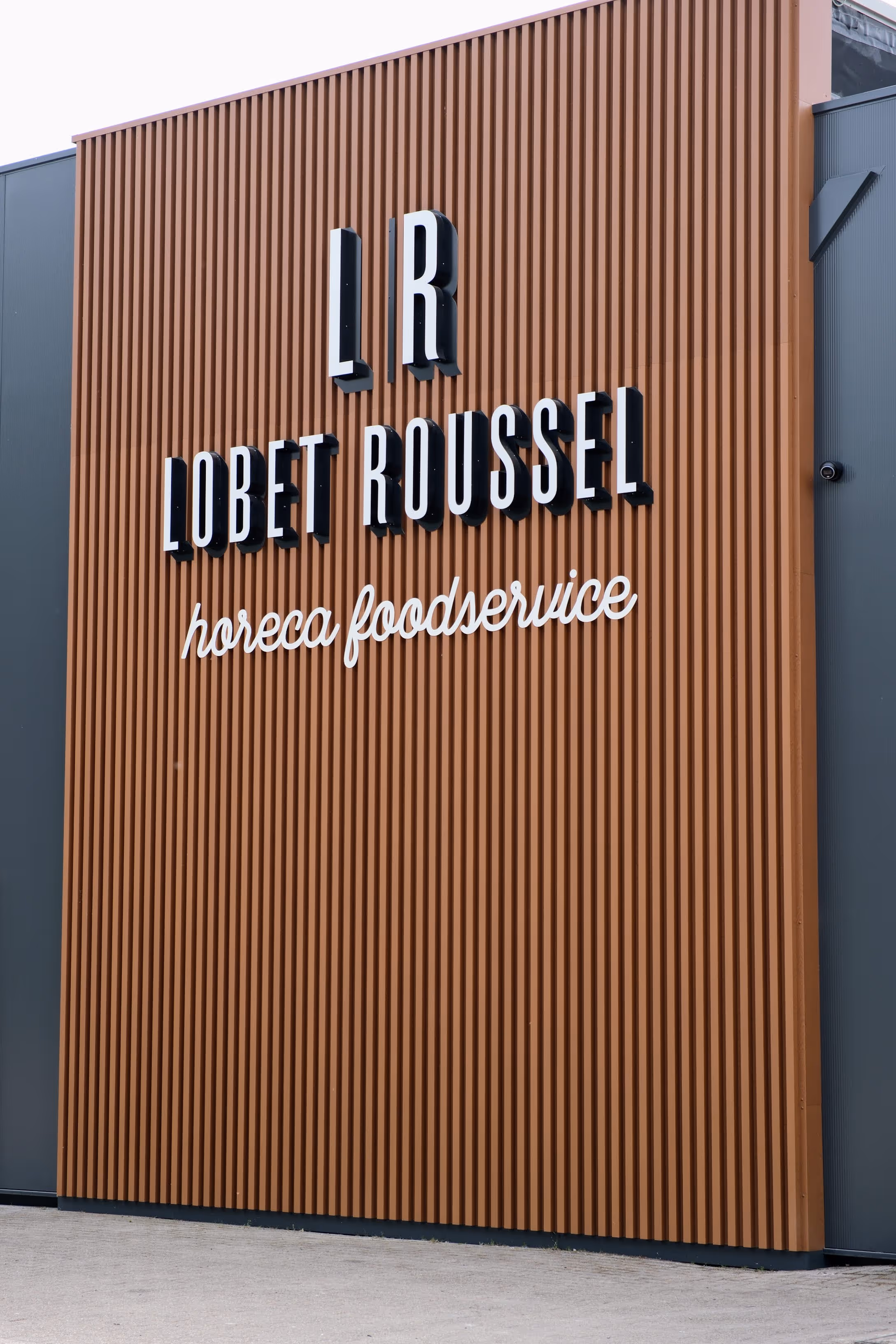 Lobet Roussel transformation entrepôt Bruxelles - aménagement facade en bois sur mesure