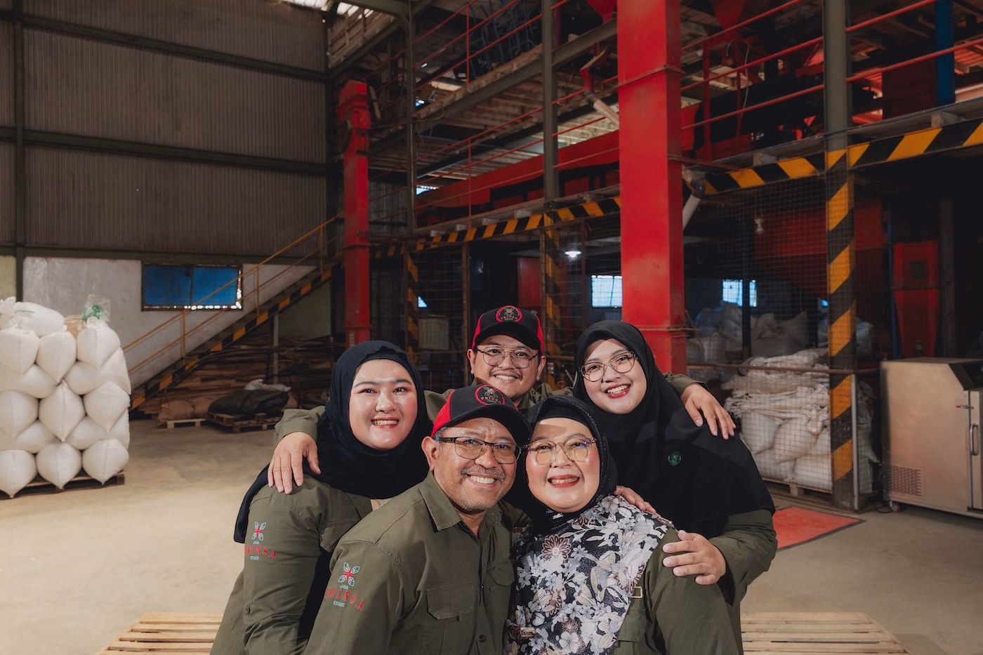 The family behind Frinsa Estate, one of our Indonesian suppliers of microlot coffees.