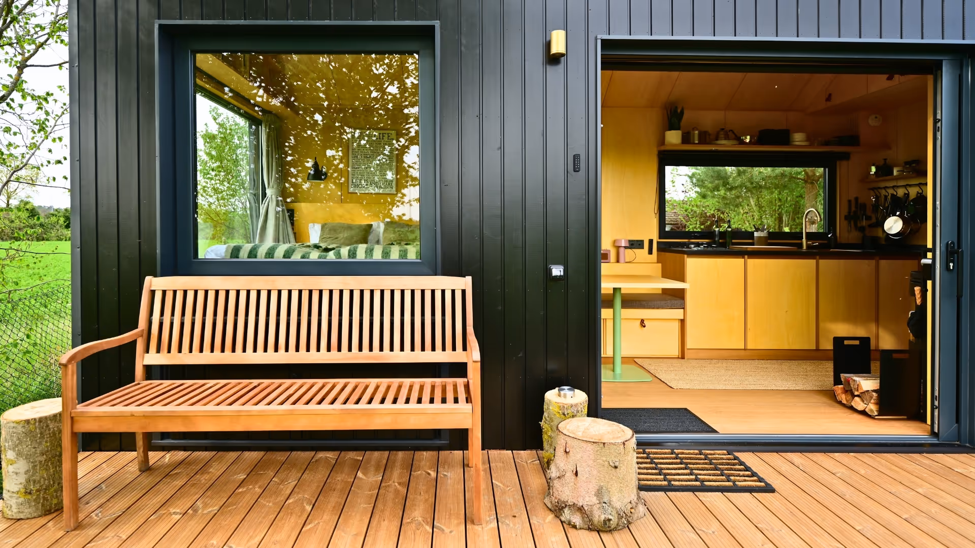 Tiny House Glamping Berlin – Ausblick aus der Hütte ins Grüne für maximale Entspannung