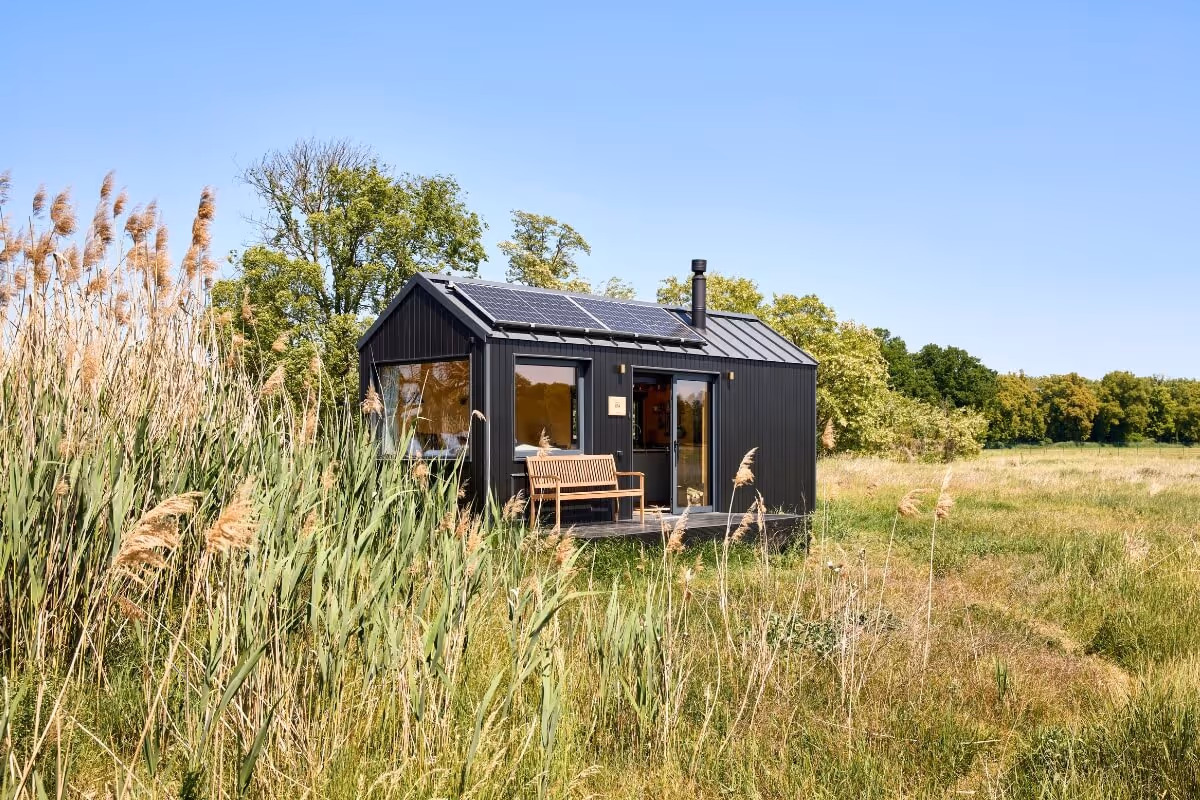 Cozy offgrid glamping cabin near Berlin with nature escape