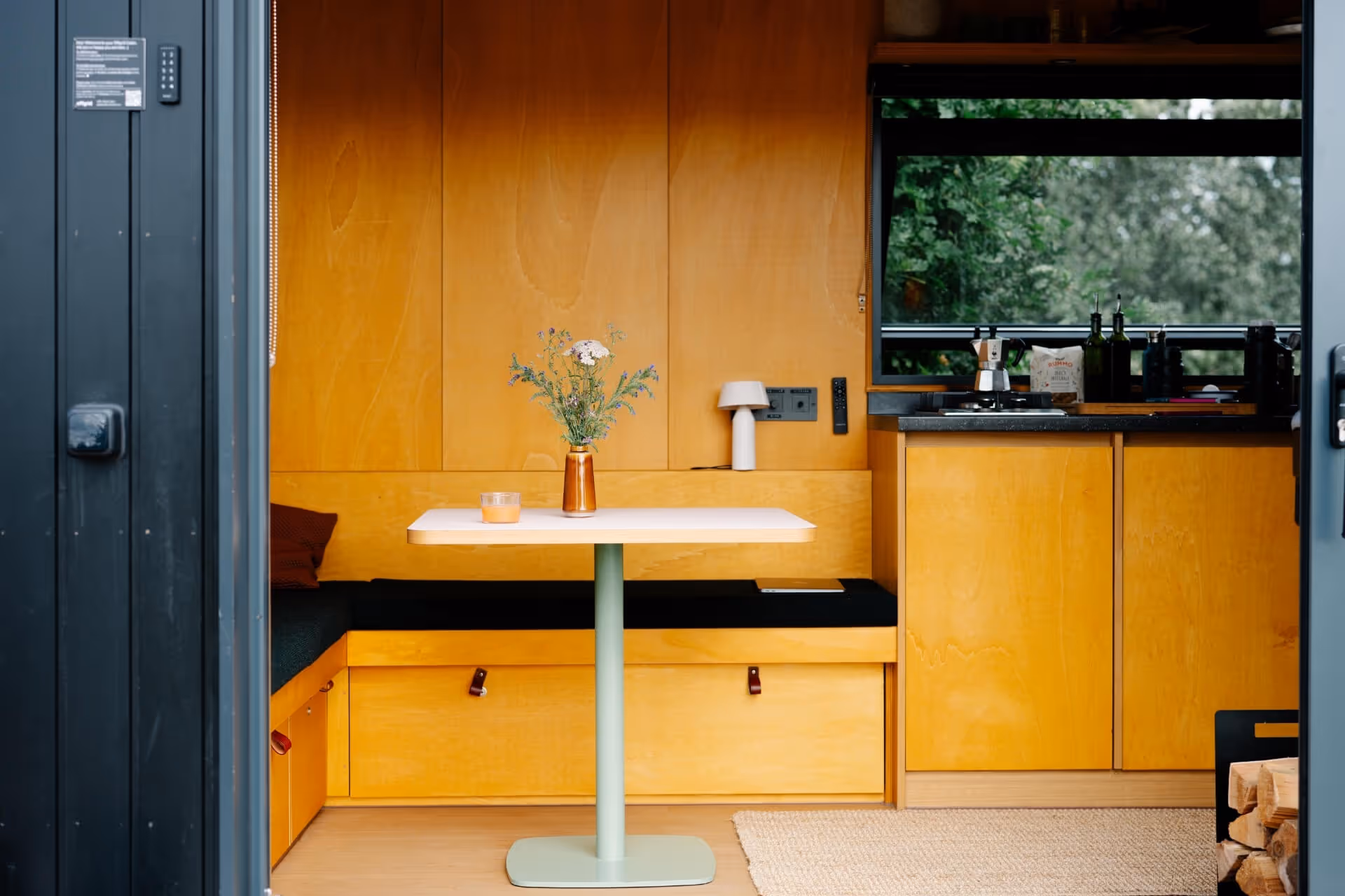 Book dog-friendly glamping in Brandenburg – tiny house  retreat