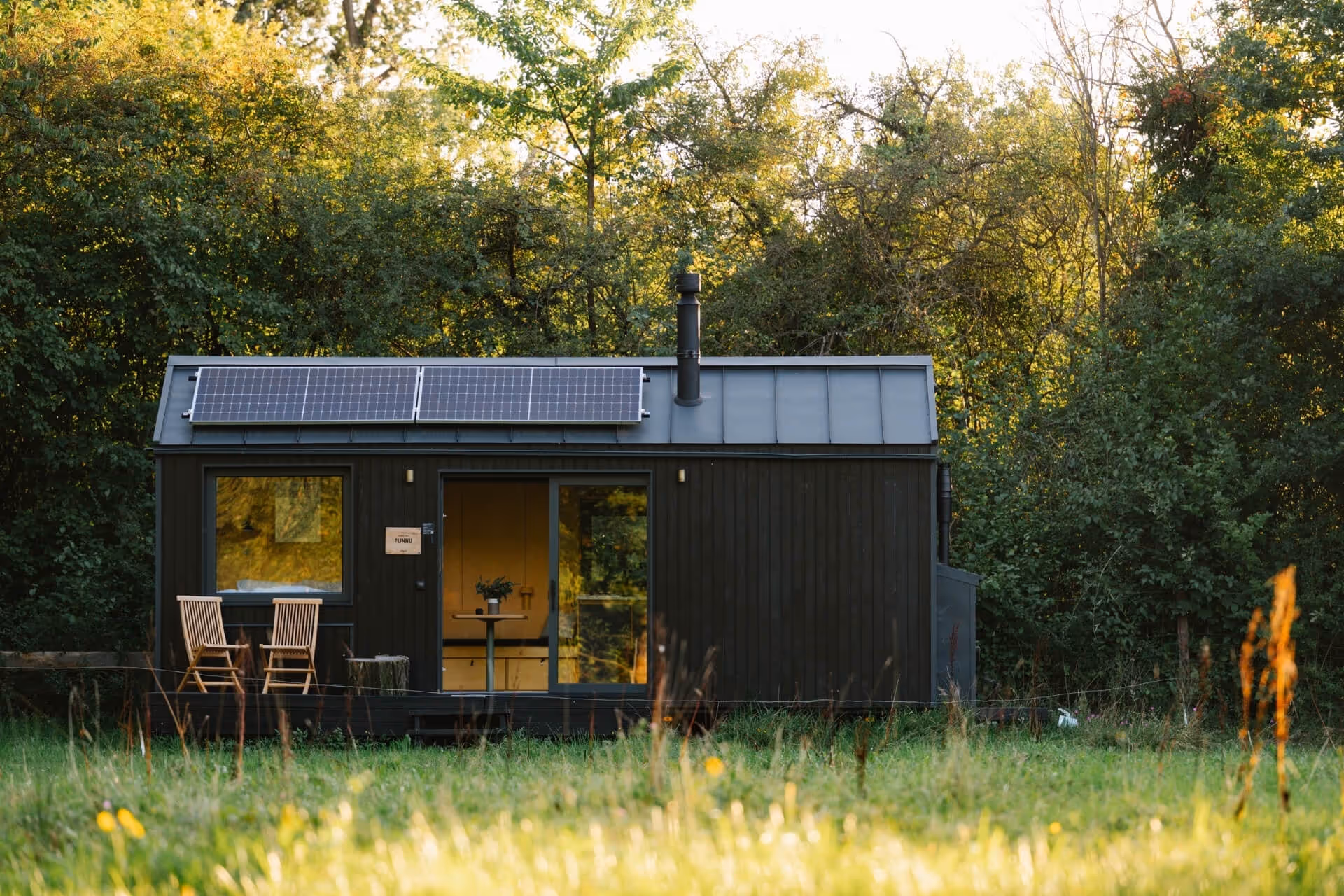 Einsame Waldhütte in Brandenburg mieten – Tiny House Ferien und Urlaub im Grünen
