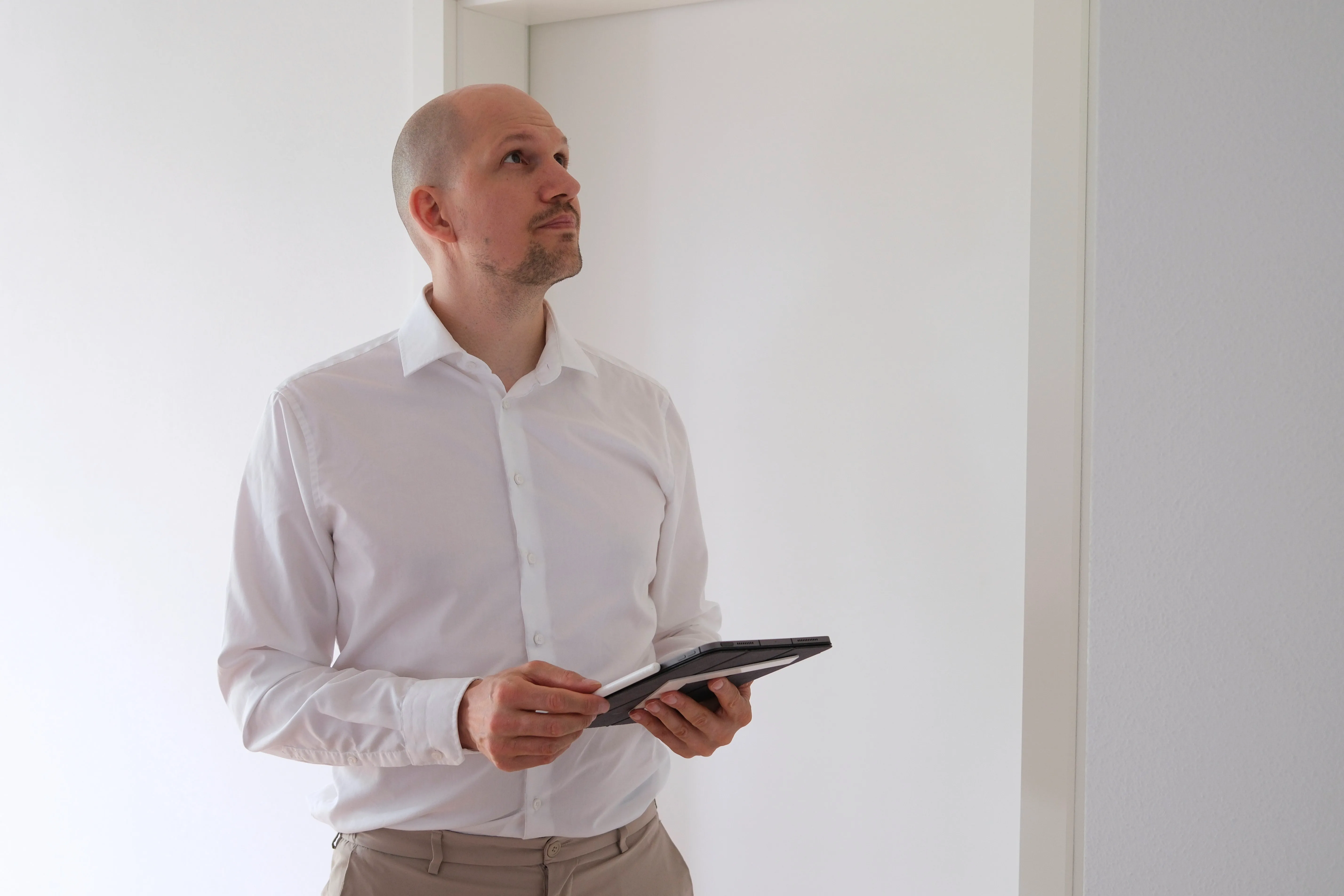 Bausachverständiger führt Objektbegehung zur Feststellung von Baumängeln durch
