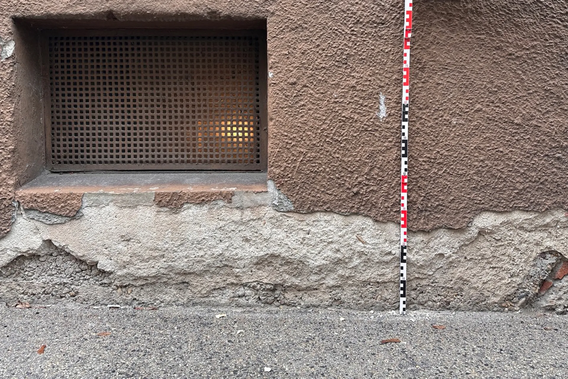 Unabhängiger Bausachverständiger prüft Gebäude auf Bauschäden
