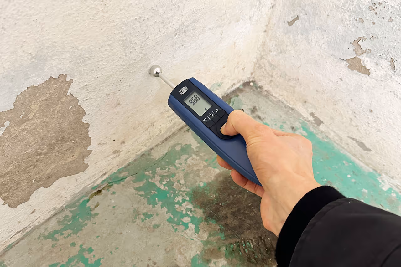 Bausachverständiger bei Feuchtemessung während Hauskaufberatung in Stuttgart und Umgebung